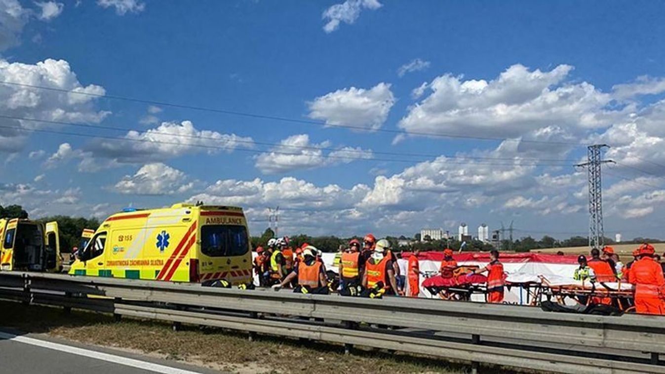 Menczer Tamás: három magyarról tudni, akit érint a csehországi buszbaleset, mindhárman jól vannak