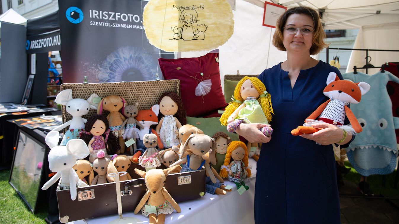 Terápiás babákat varr, támogatókat keres a dunaalmási anyuka