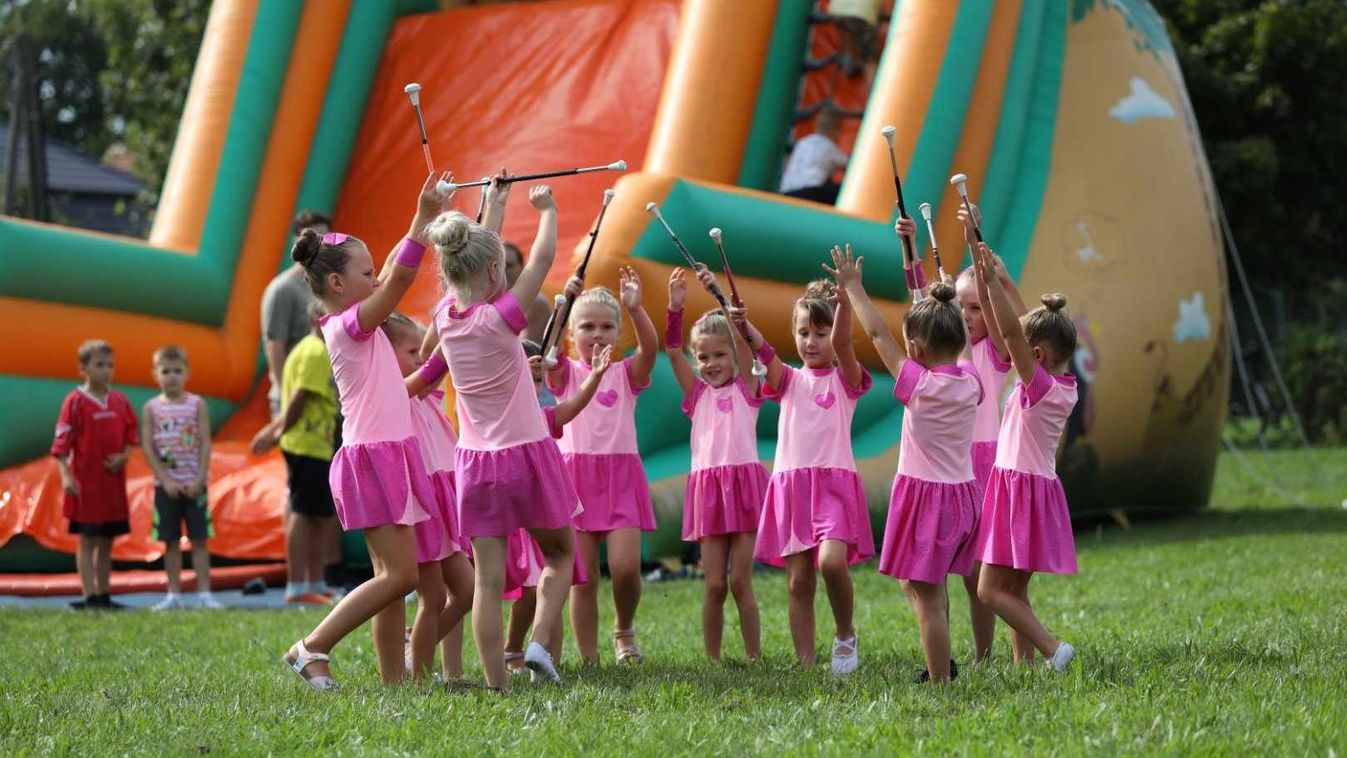 Fotókon a hangulat: légvárral, arcfestéssel és habpartival várták a családokat Naszályon