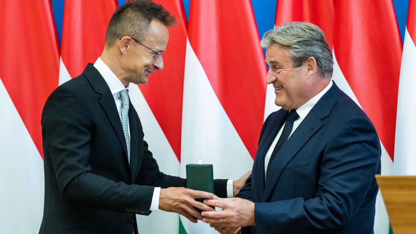 A Magyar Érdemrend tisztikeresztjét adta át Kapitány Istvánnak Szijjártó Péter
