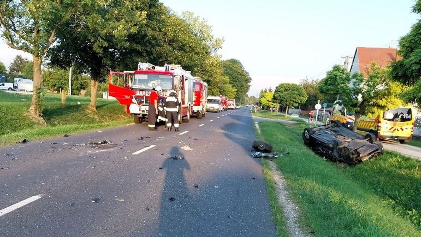 Helyszíni fotókon a szerda esti bábolnai autóbaleset, amelyben feje tetejére állt egy jármű
