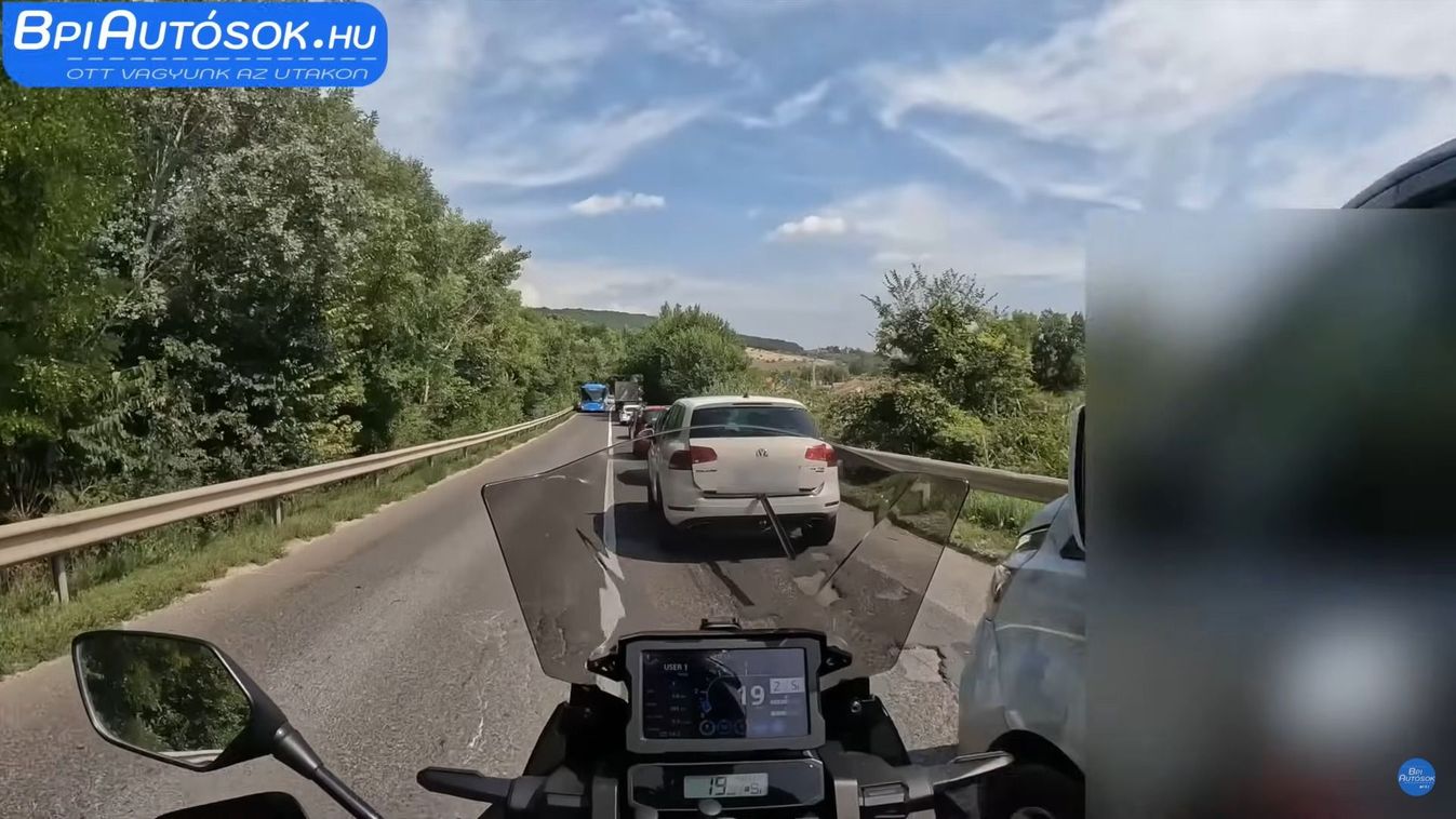Elképesztő videó a 10-es útról: bárkit felnyársalhatott volna a volkswagenes fémrúdja