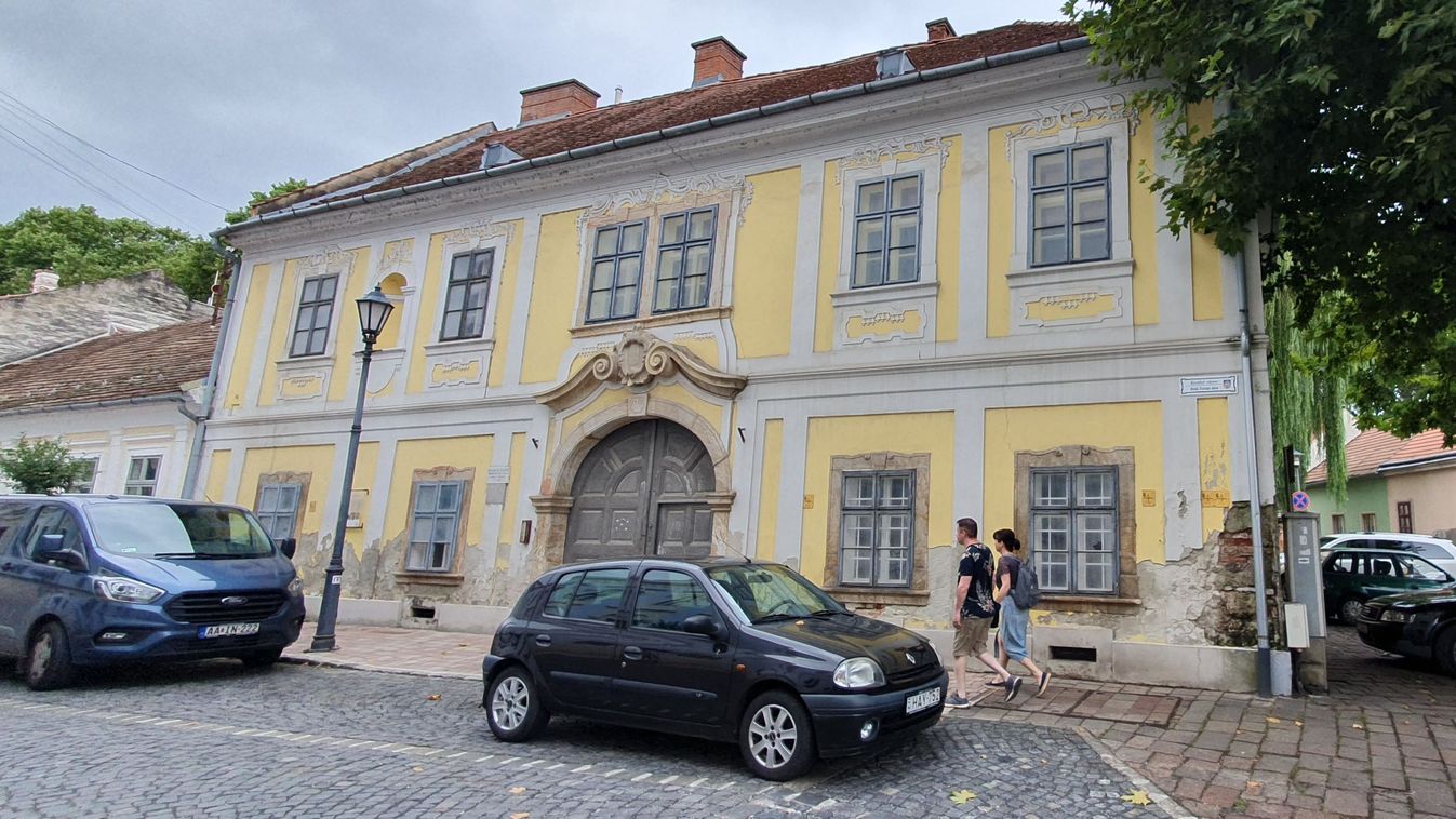 Két patinás műemléki épületét is eladja Esztergom