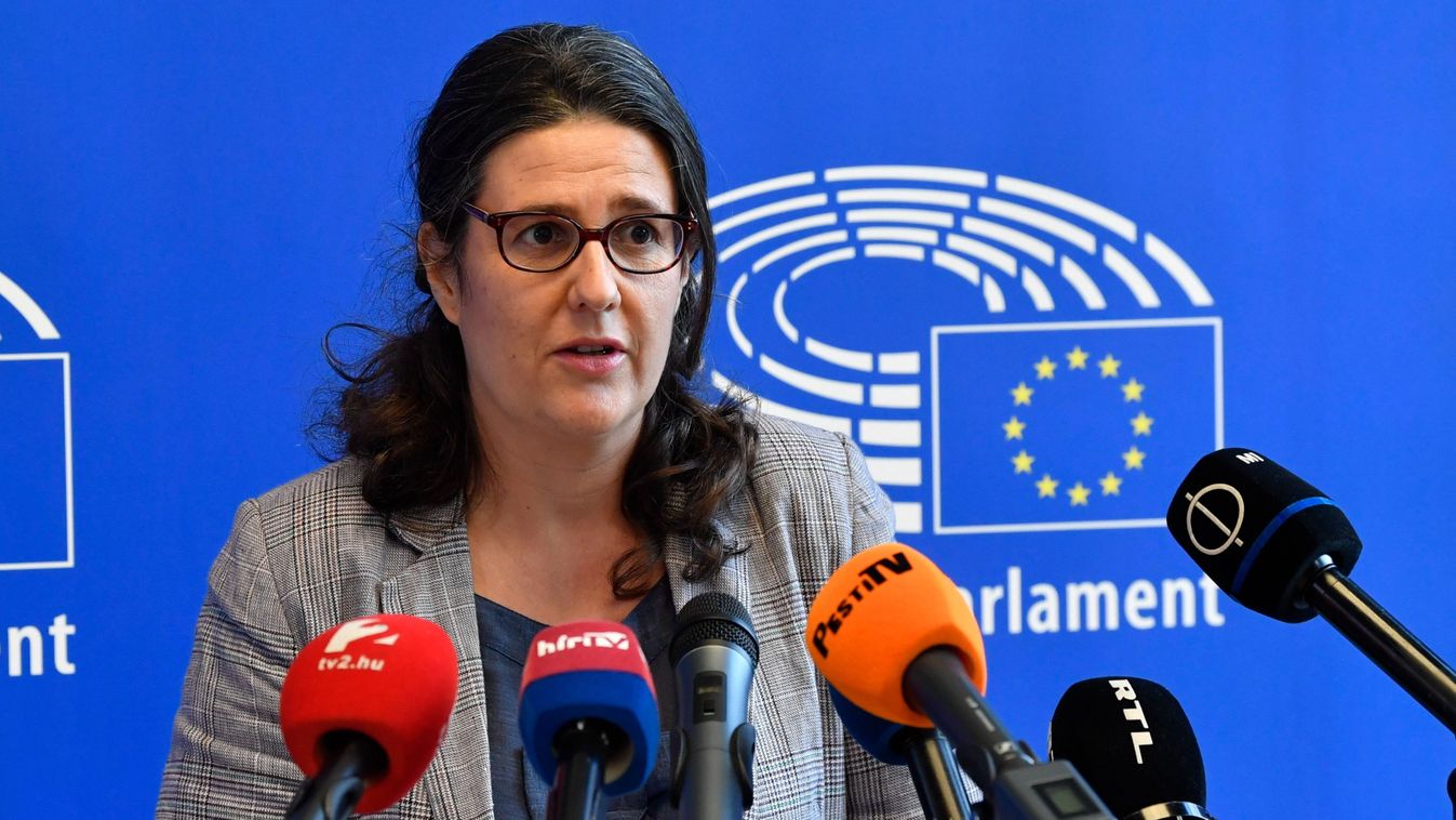 Elkéstek a soros magyar elnökséget támadók