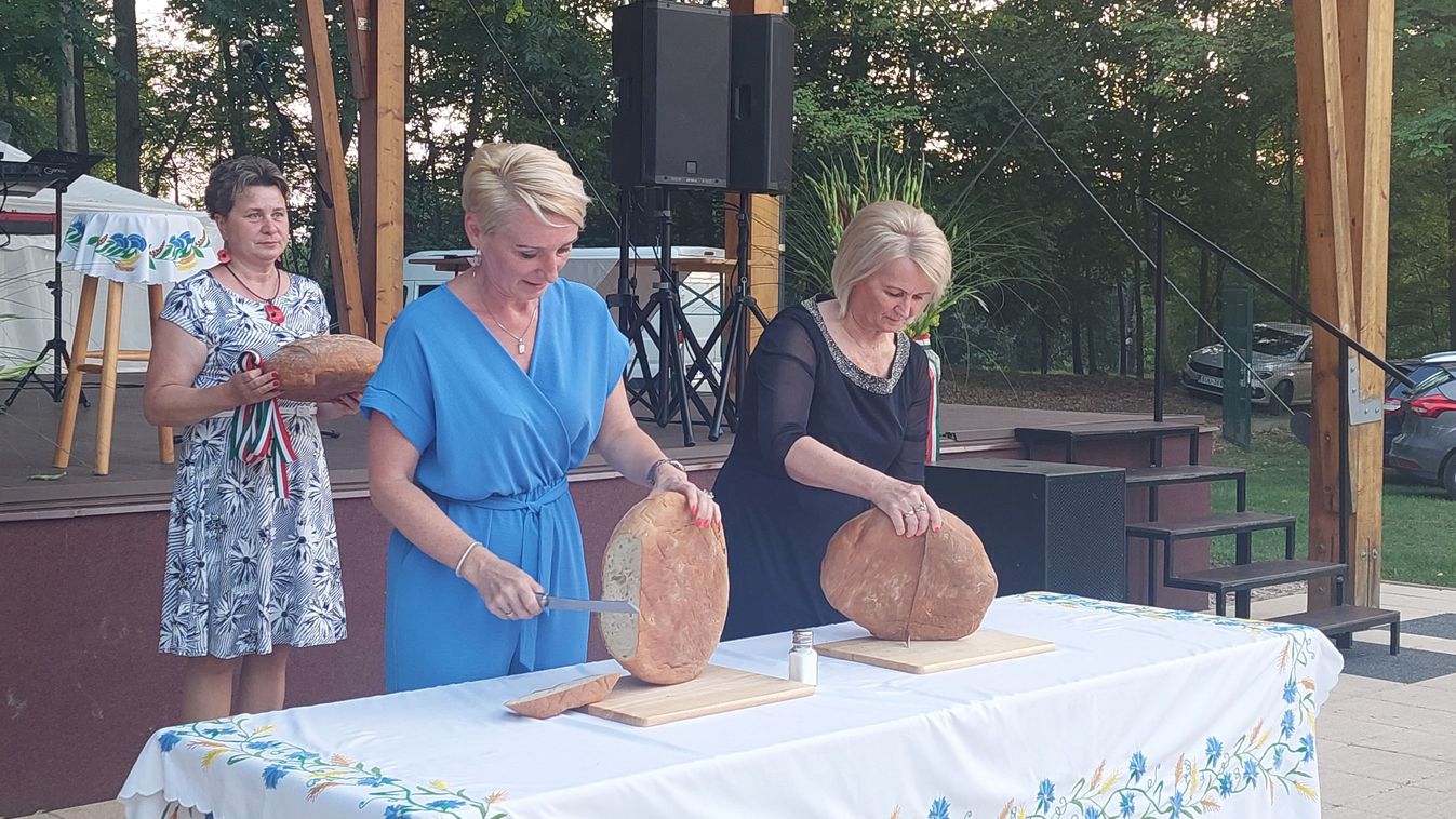 Mindenki megkóstolhatta az új kenyeret Nagyigmándon