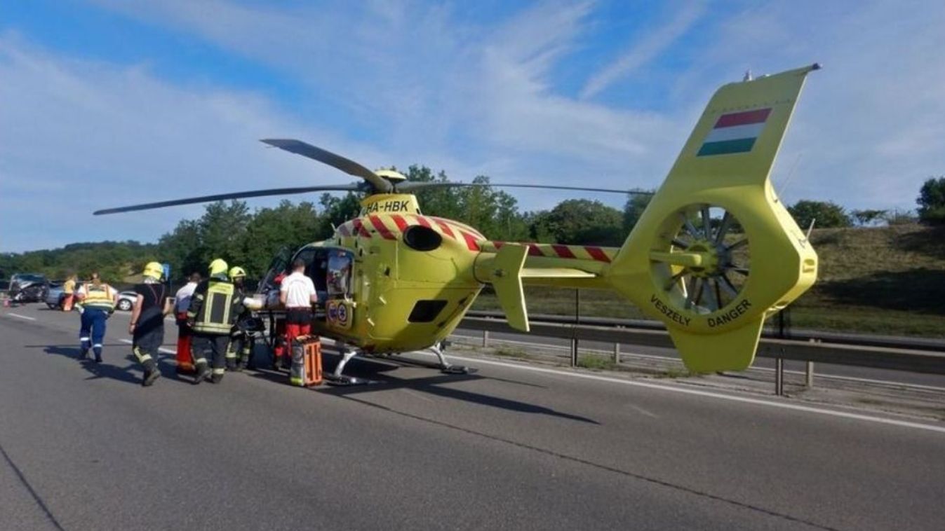 Helyszíni fotókon a keddi, M1-esen történt hármas baleset