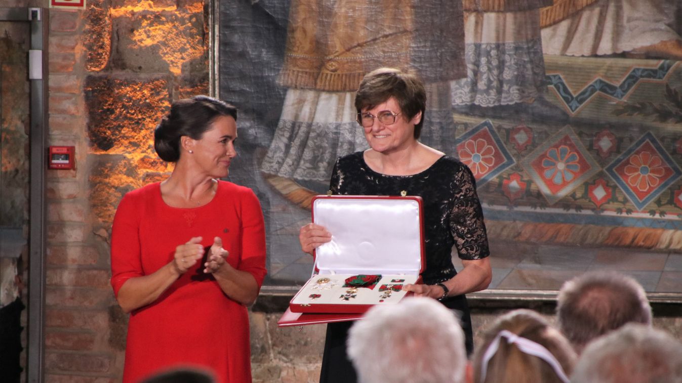 Az Esztergomban kitüntetett Karikó Katalin szerint a kutatói pálya a megoldásokról szól