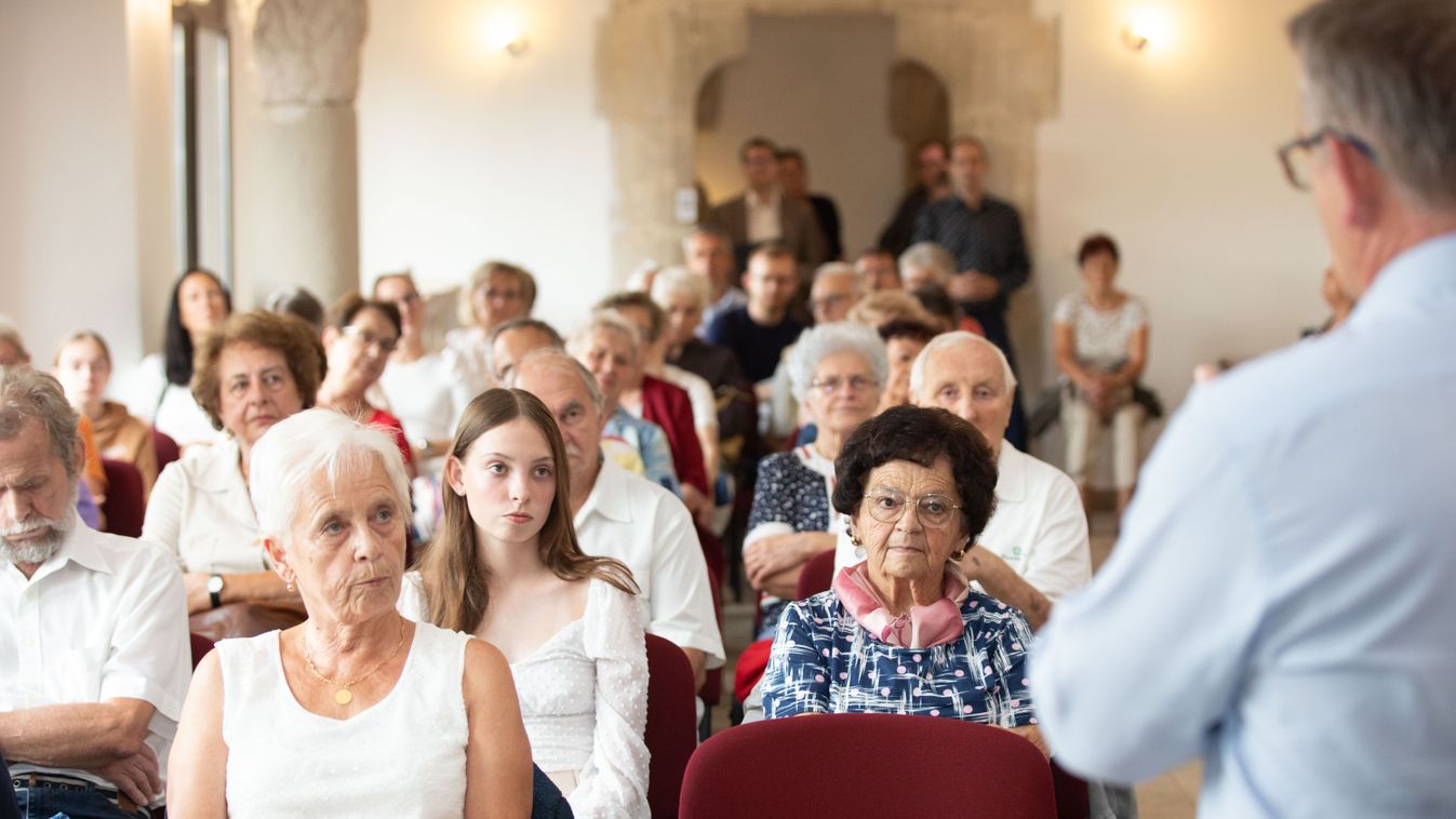 Különleges kiállítással emlékeznek Strobel Árpádra Tatán +fotók