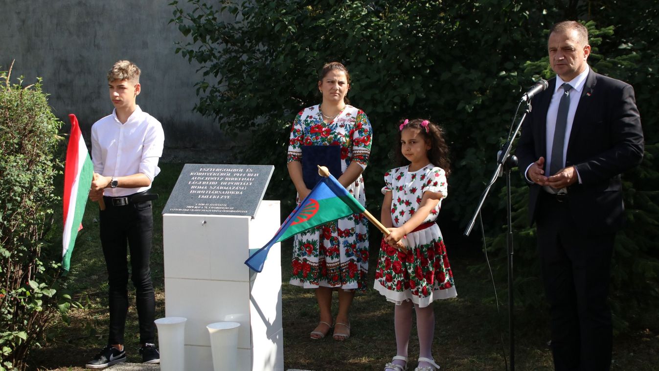 A roma holokauszt áldozatai előtt tisztelegtek Esztergomban