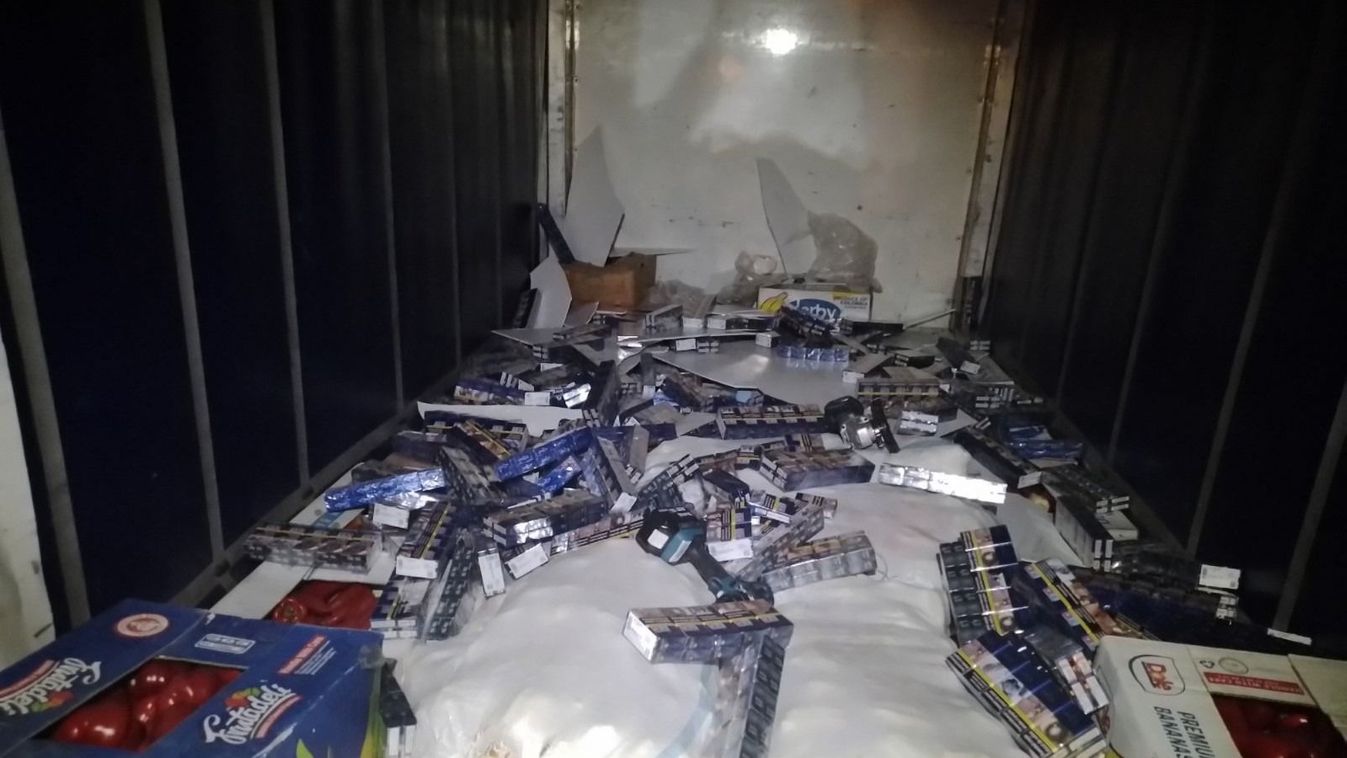 Cigieső hullott a pénzügyőrök nyakába az M1-esen, Angliába tartott a kamuzöldséges