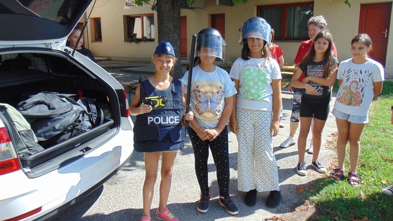 Egyenruhát ölthettek, rendőrautóval utazhattak a komáromi gyerekek