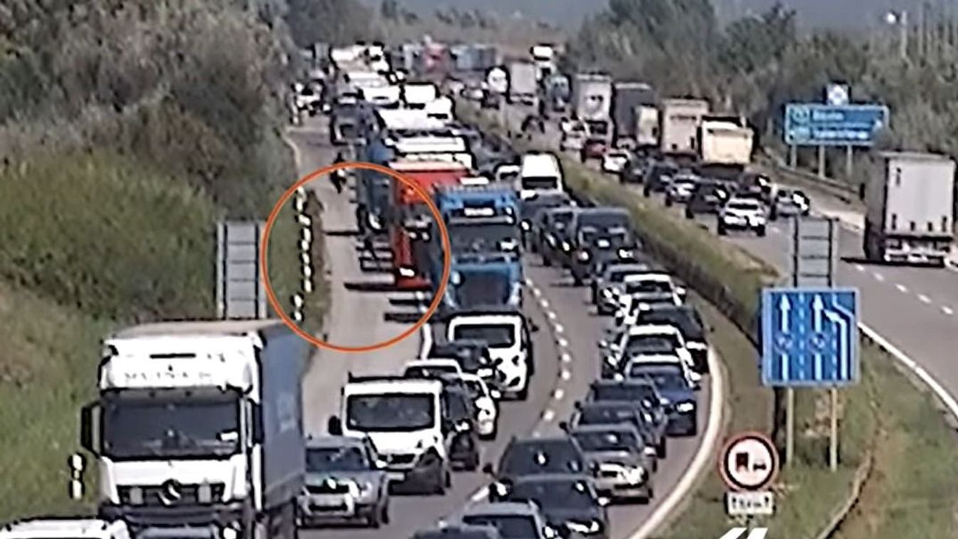 Sokkoló videó az M1-esről: megállt a belsőben, majd a kamionok között rohant át vizelni