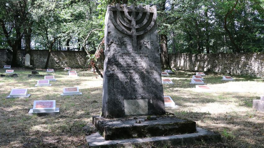 KEMMA – Jelképes síremlékeket helyeztek el Tatabányán, a felsőgallai zsidó temetőben