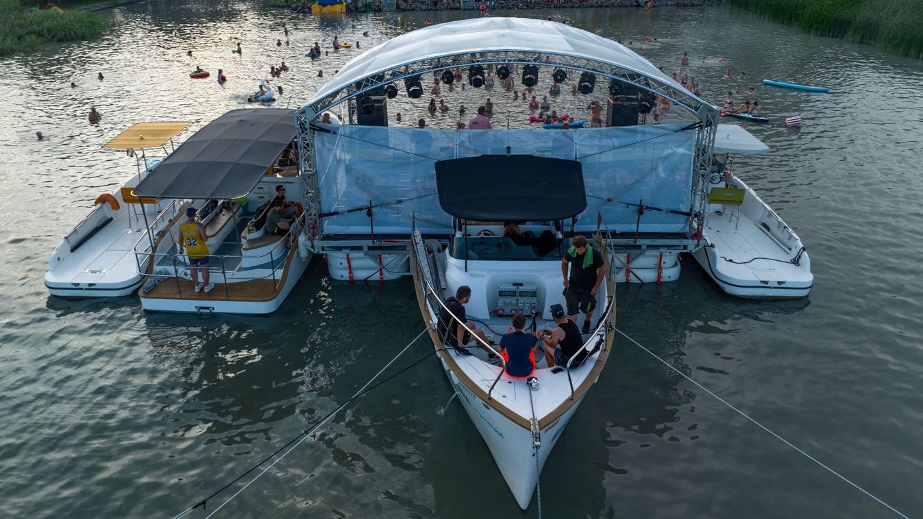 Füredre tart a BalatONkoncert színpadhajója