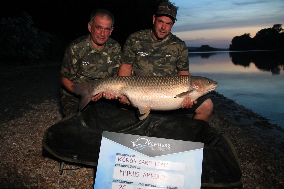 a legnagyobb halat kifogó csapat van, Kőrös team (az este készült fotó a 24 kilós amurral).