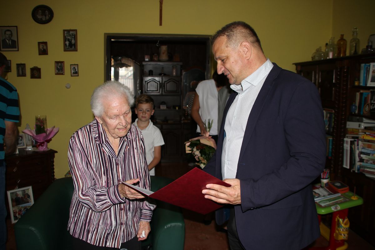 Erős Gábor is felköszöntötte Lobog Istvánnét
