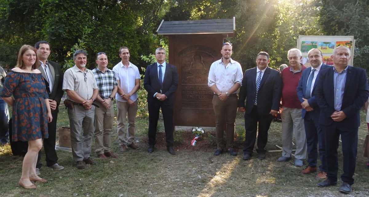 Zsédenyiné Horváth Krisztina, Beleki Szilárd, a dr. Nagy Endre Vadásztársaság és Klub titkára, Farkas Viktor Csaba, a balatonedericsi Afrika-múzeum gazdasági vezetője, Csonki Zoltán, Cardoso Hubertus Andreas, Benczik Attila, Juhász Márton, dr. Kreft-Horváth Loránd, dr. Schamschula György, dr. Molnár Attila és Turi Zsolt az emléktáblánál