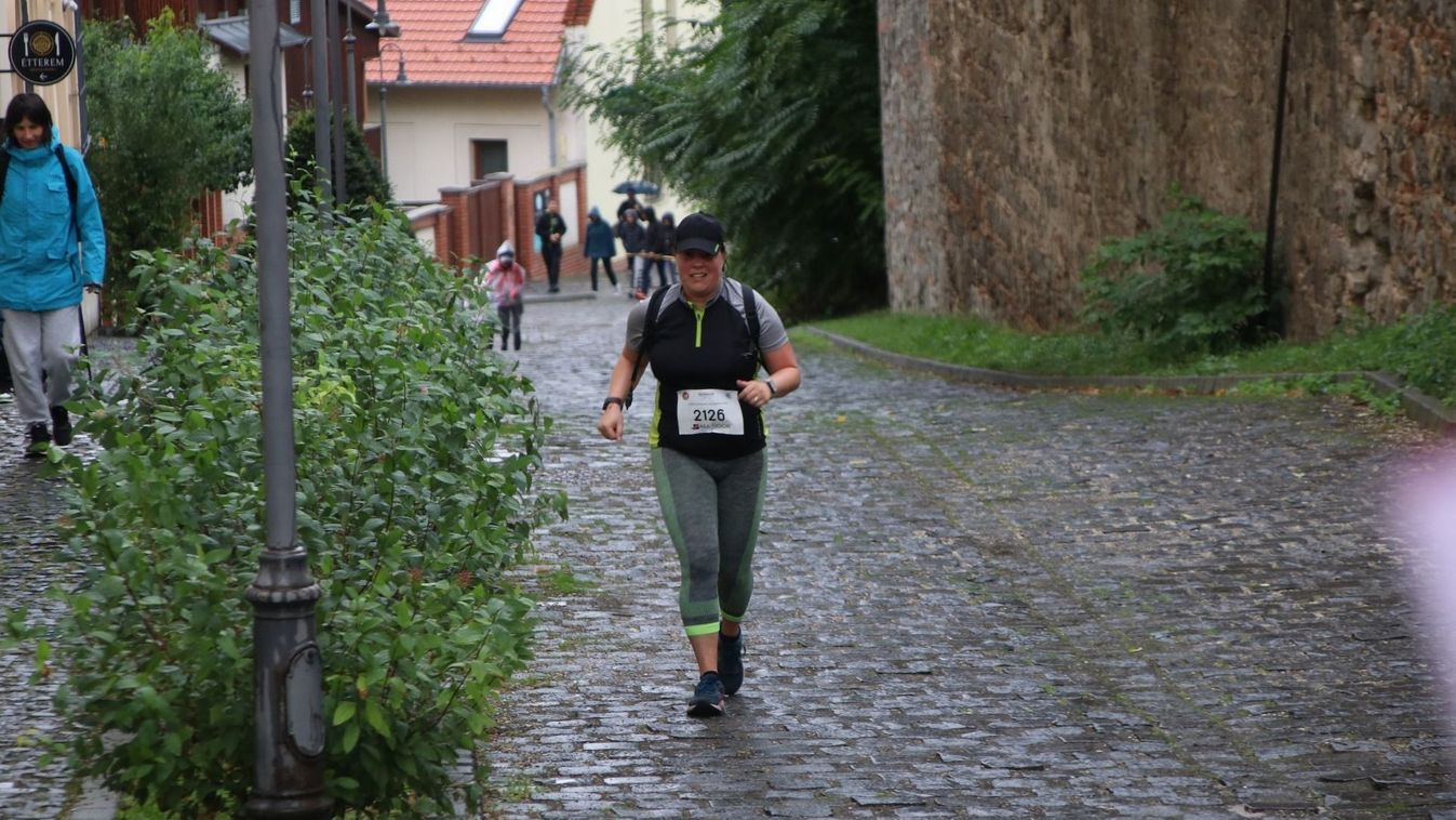Szakadó esőben is lenyomták a 21 kilométert az Esztergomi Félmaraton indulói