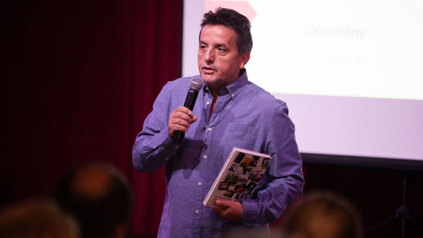 A piros ruhás lány nemcsak a vásznon, de a sorok között is ott volt Oroszlányban