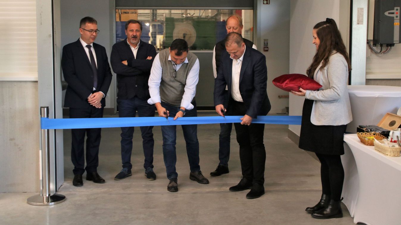 Szolid elegancia egy gyárcsarnokban: átadták a Springfix Hungary Kft. új épületét