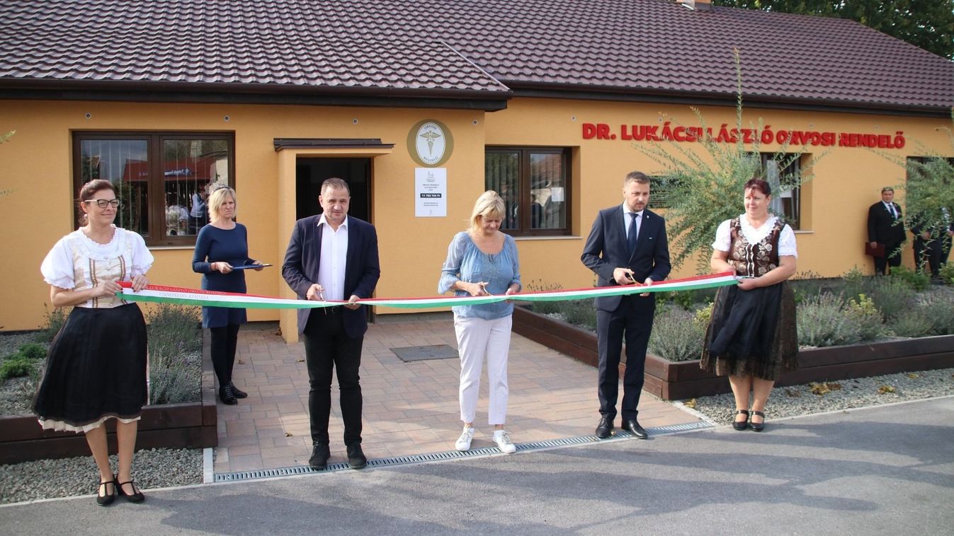 Szeretett orvosa nevét kapta az átadott új tokodi orvosi rendelő