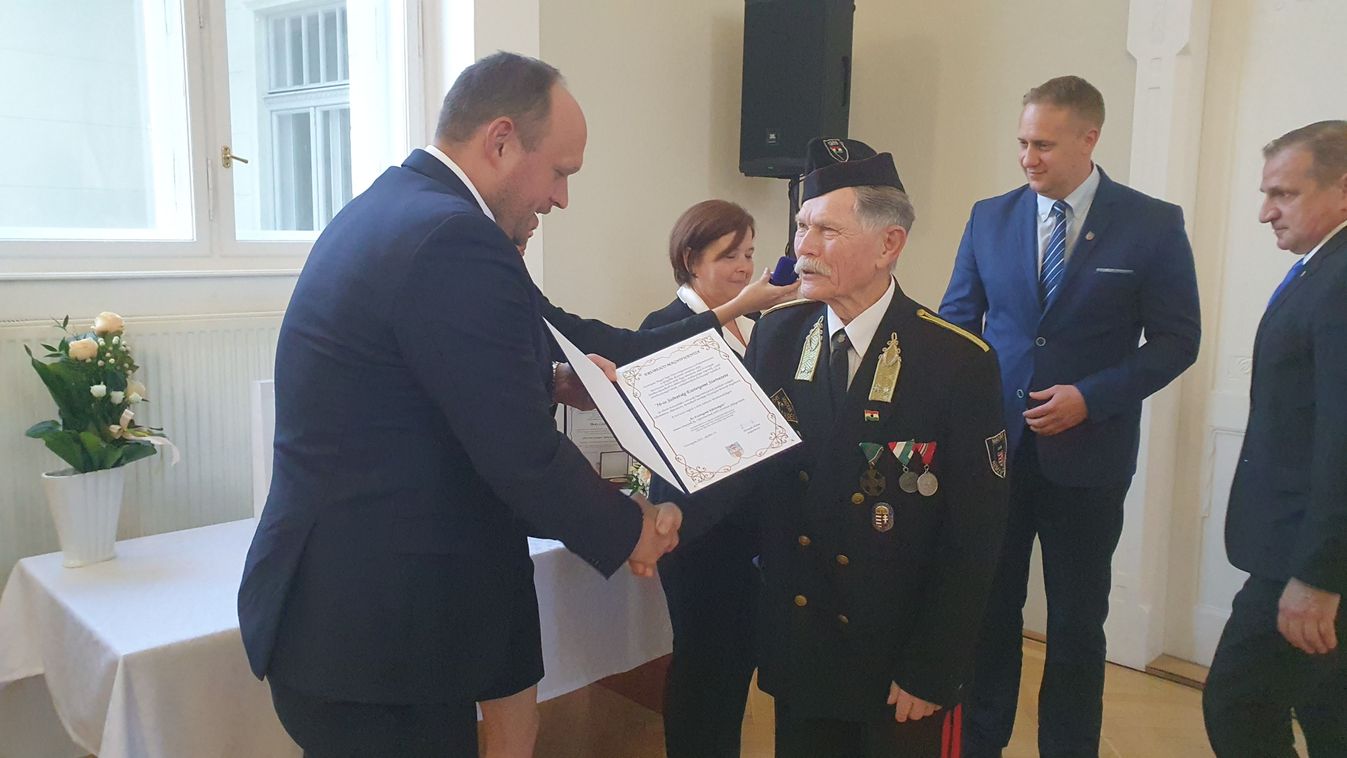 A forradalom emléknapján díjakat adták át Esztergomban +fotók