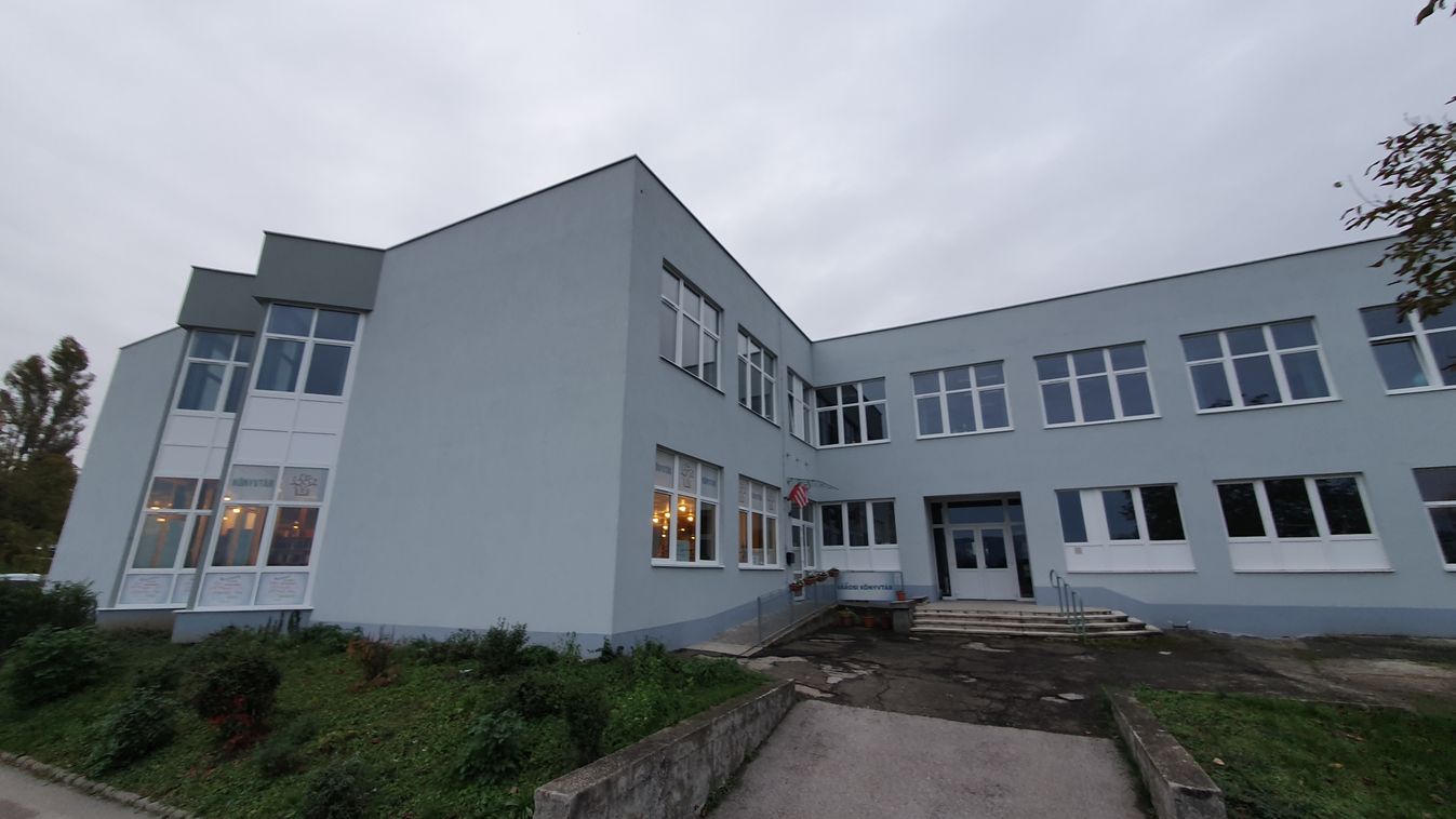 De mit csinál egy kutya a könyvtárban?