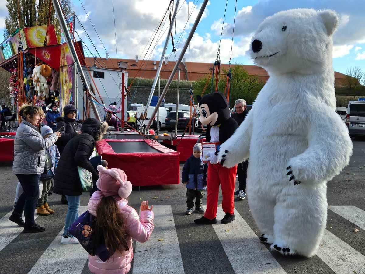 Óriás jegesmedvével is találkozhattak a vásárba látogatók