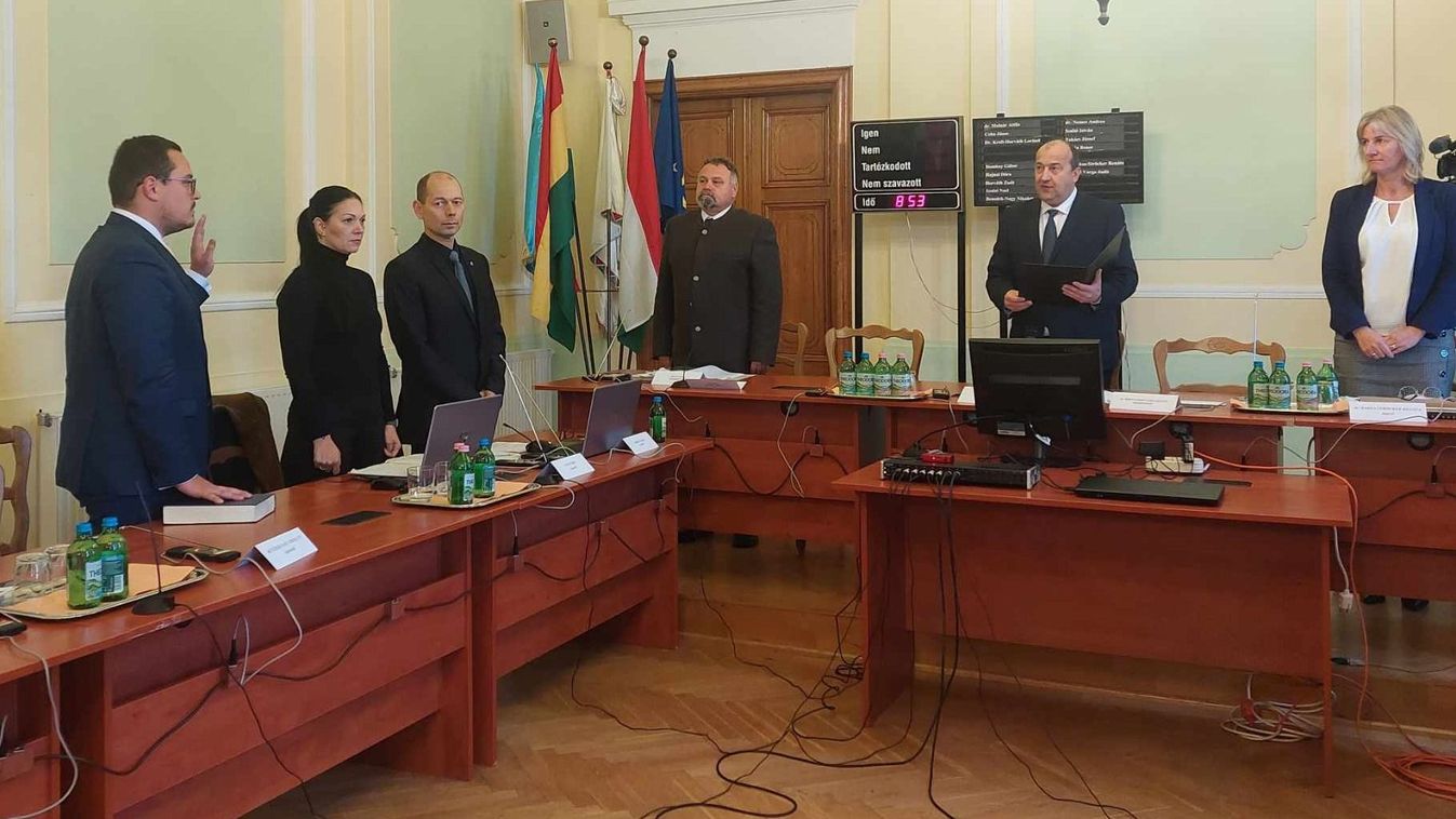 Új alpolgármestere van Komáromnak, Vajda Bence esküt tett