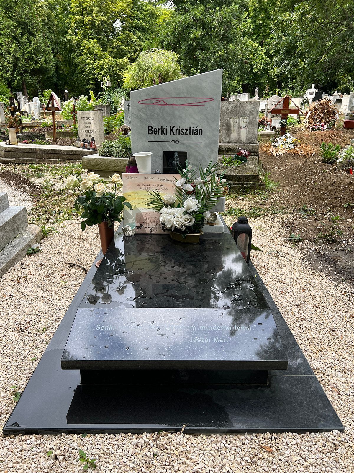 Íme, Berki Krisztián sírköve, amit ezek szerint Mazsi és Pamela együtt csináltatott