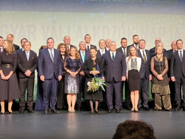 A díjazottak egy része. Középen Honosiné Máhr Ágnes, Demján Sándorné és Orbán Viktor