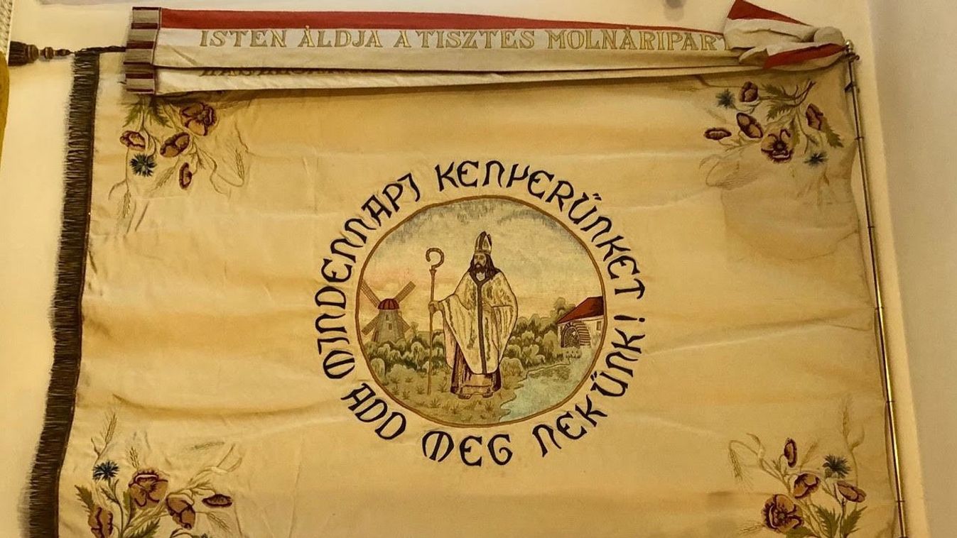 Több házkutatást is átvészelt az 1950-es években a híres tatai molnárzászló