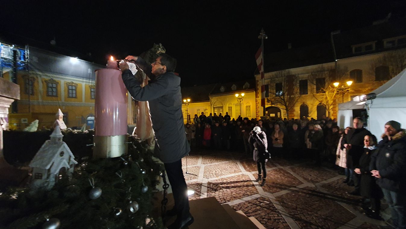 Esztergomban is meggyújtották a rózsaszínű, harmadik adventi gyertyát