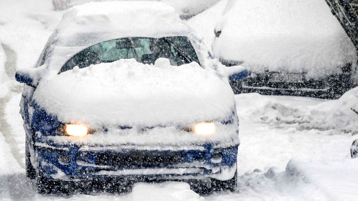 A,Snow,Covered,Car,Drives,In,Winter,Storm, hó, havazás, tél, elakadás, hóhelyzet