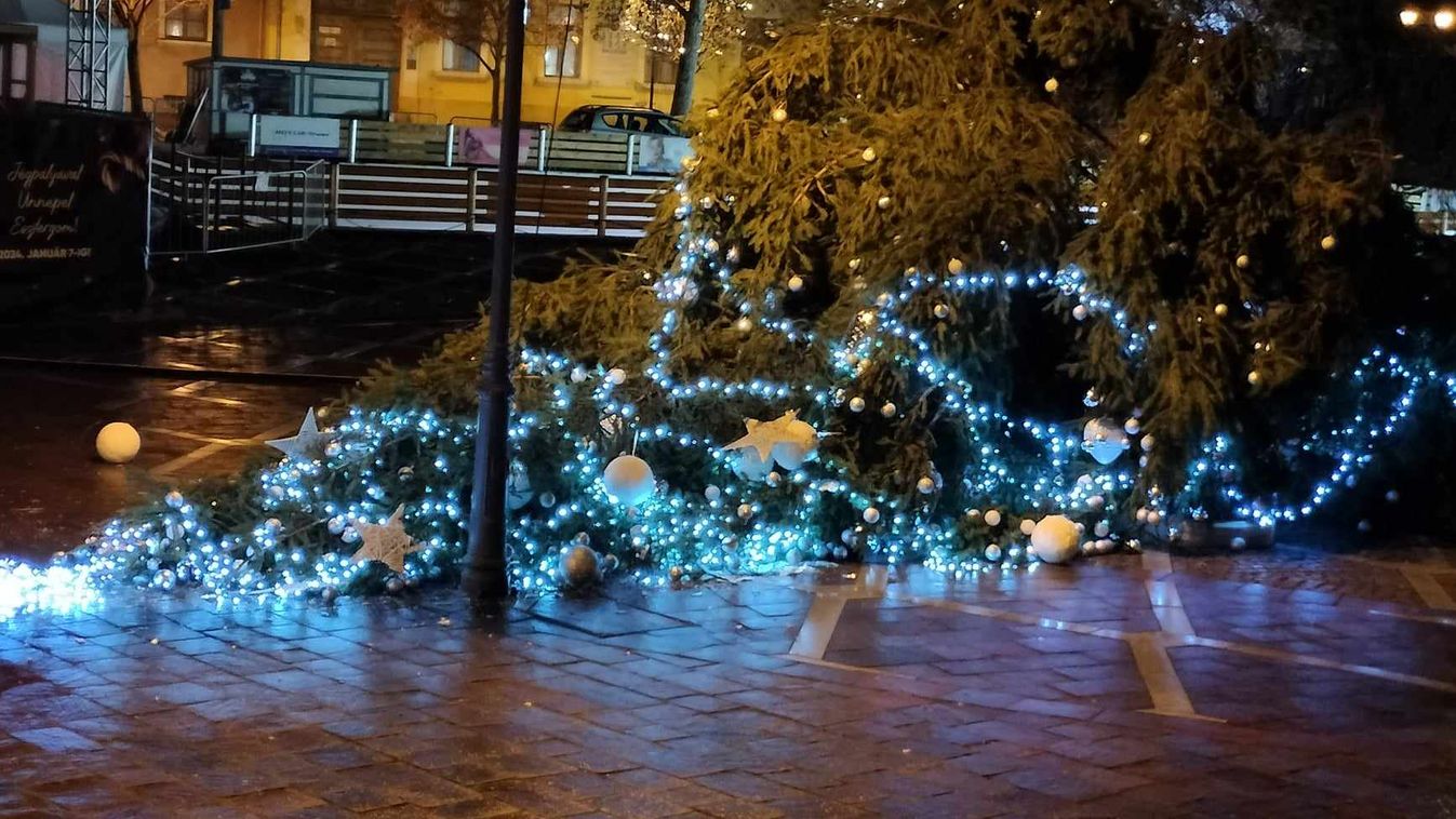 Nem bírta a szelet, felborult az esztergomi Széchenyi téren álló karácsonyfa