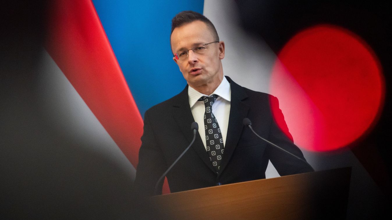 Szijjártó: a magyar kormány határozottan elutasítja az EU migrációs csomagját