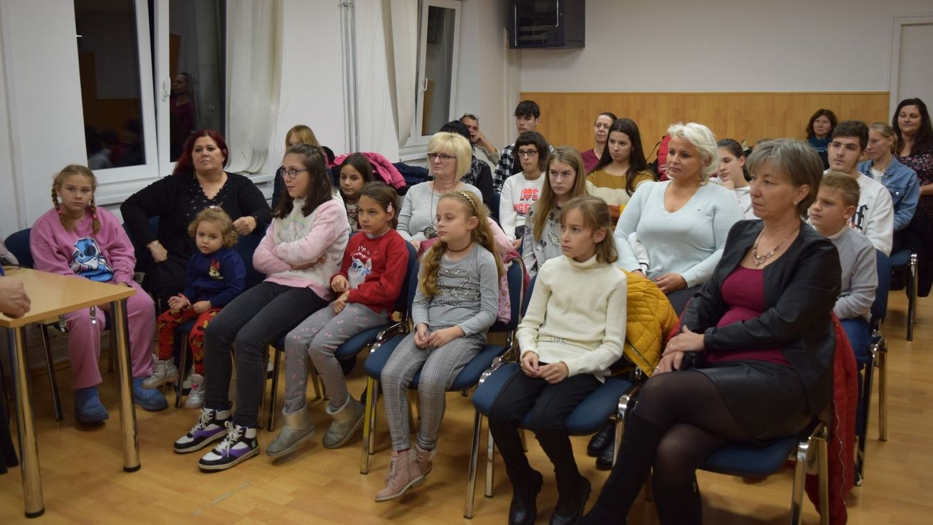 Kiválósági és Hősötös díjakat adott át az ÁGOTA Közösség Tatabányán