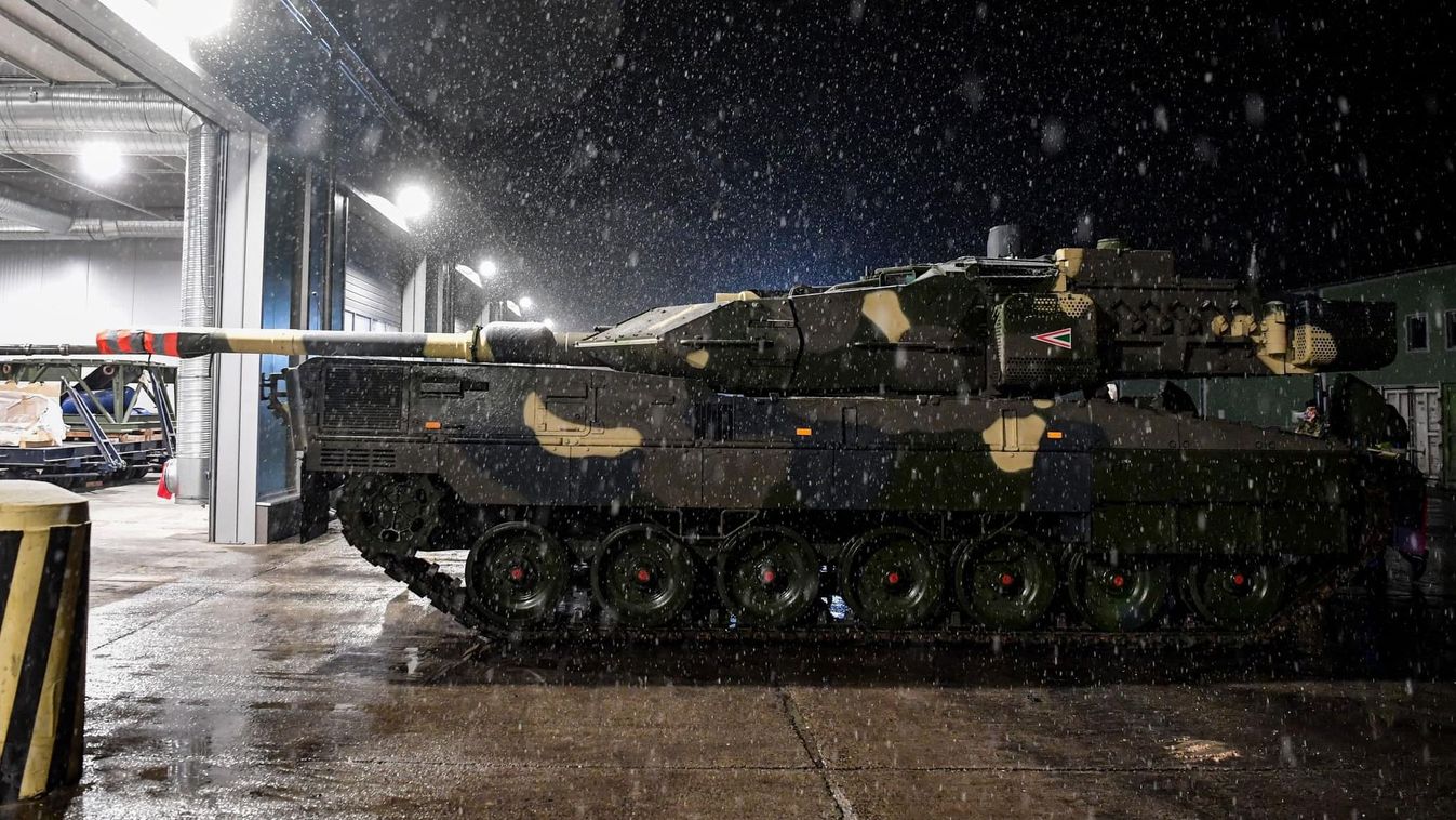 Folyamatosan érkeznek az igazi csúcsragadozók, a Leopard 2A7-esek Tatára (videó)