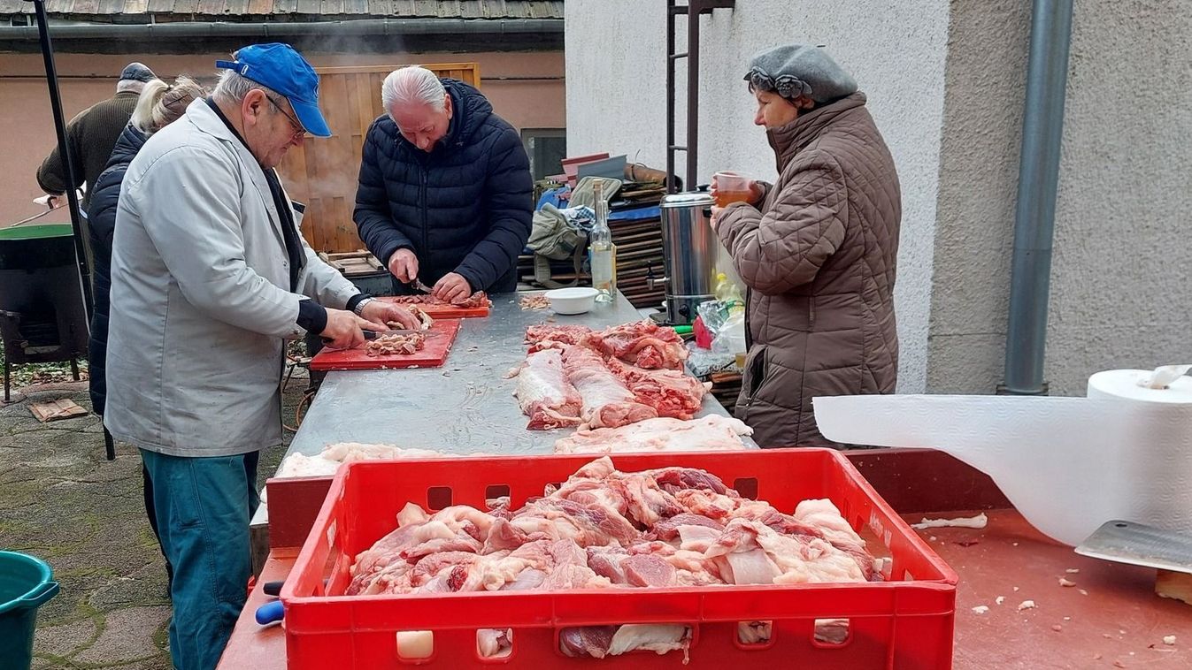 Disznóvágást szervezett a Bánhidai Baráti Kör a Szlovák Házban