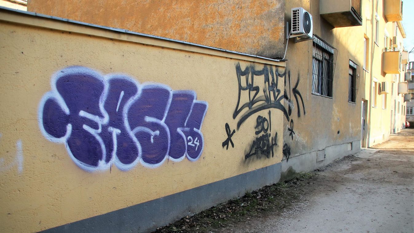 Festékszóróval pingálták ki több esztergomi ház falát, a rendőrség nyomozást indított