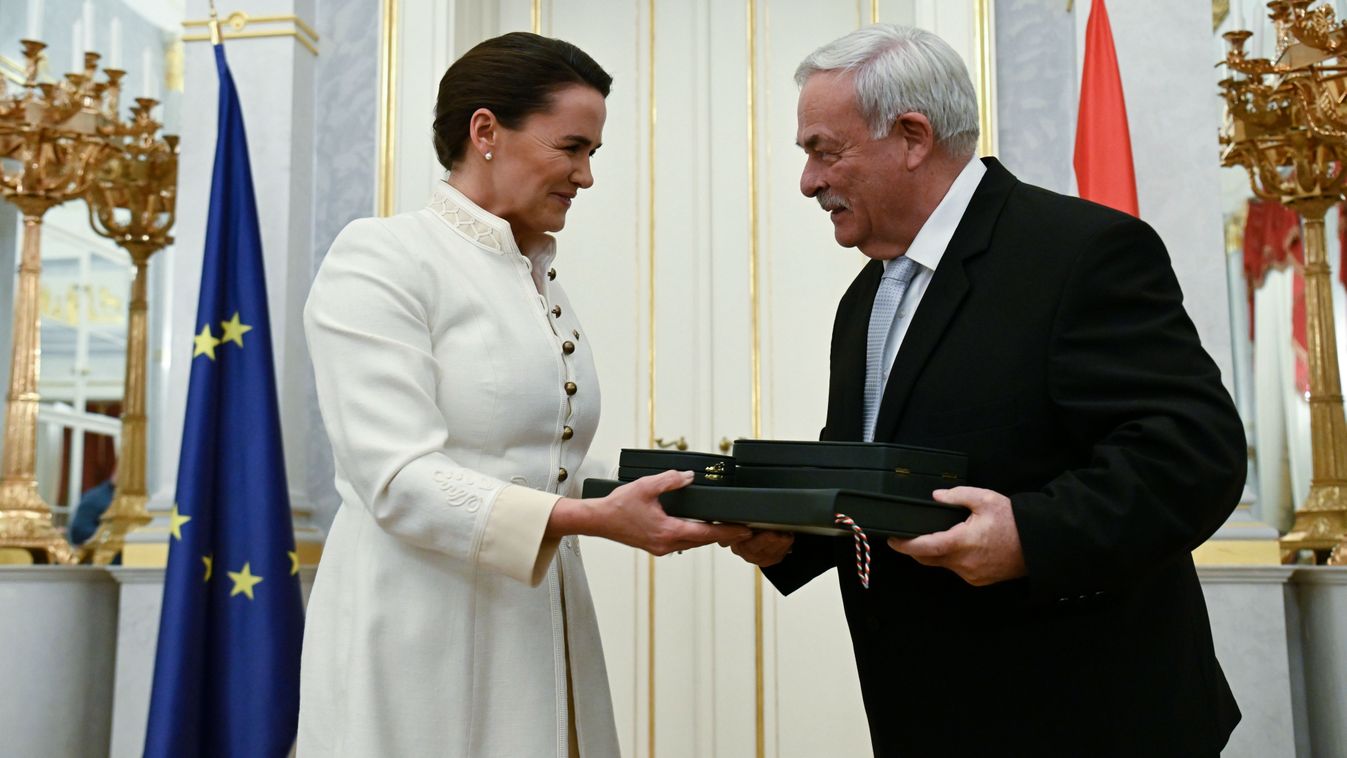 Novák Katalin kitüntetésben részesítette Kató Béla püspököt