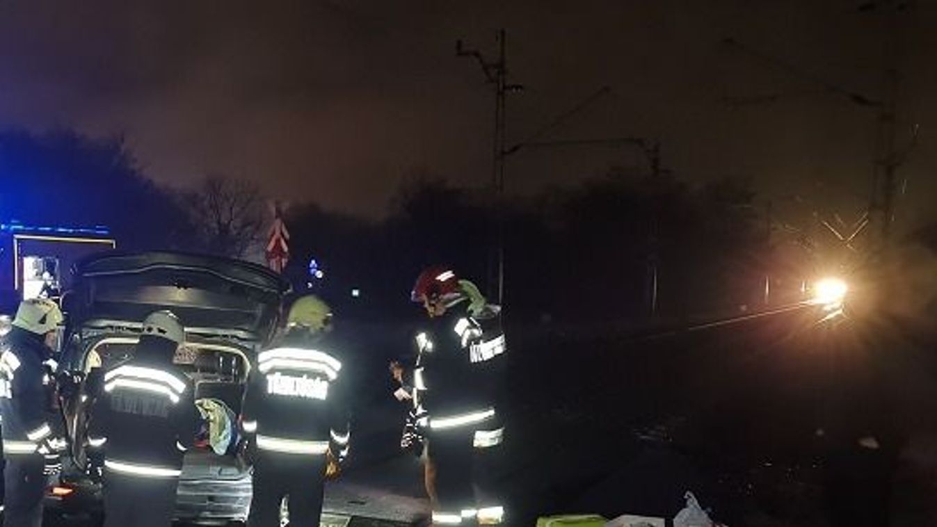 Helyszíni fotók: kiderült, miért akadt fenn két autó is a síneken az 1-es főúton Komáromnál