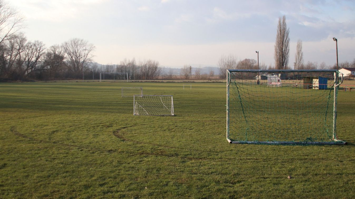 Autóval köröztek a piliscsévi futballpályán: a klub feljelentést tesz a rongálás miatt