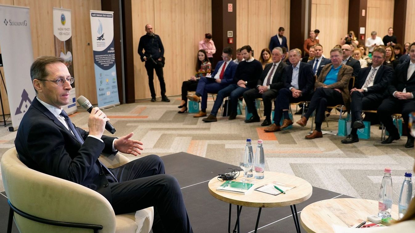 Varga Mihály: folytatni kell a fegyelmezett fiskális politikát (videó)
