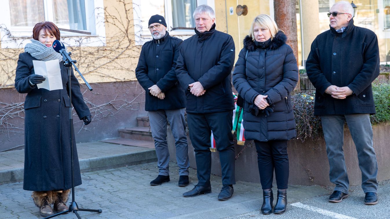 Koszorúzással emlékeztek Tatán az ország első állami népfőiskolájára