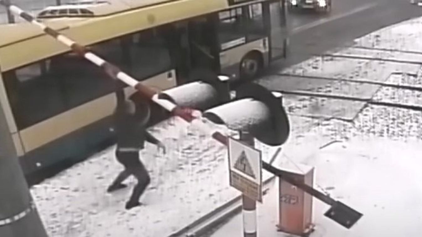 Elképesztő képsorok: vasúti átjáróba szorult egy busz, bátor autós próbált segíteni (videó)
