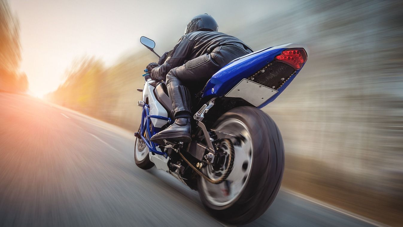 Szándékosan a gyalogosok közé hajtott egy motoros