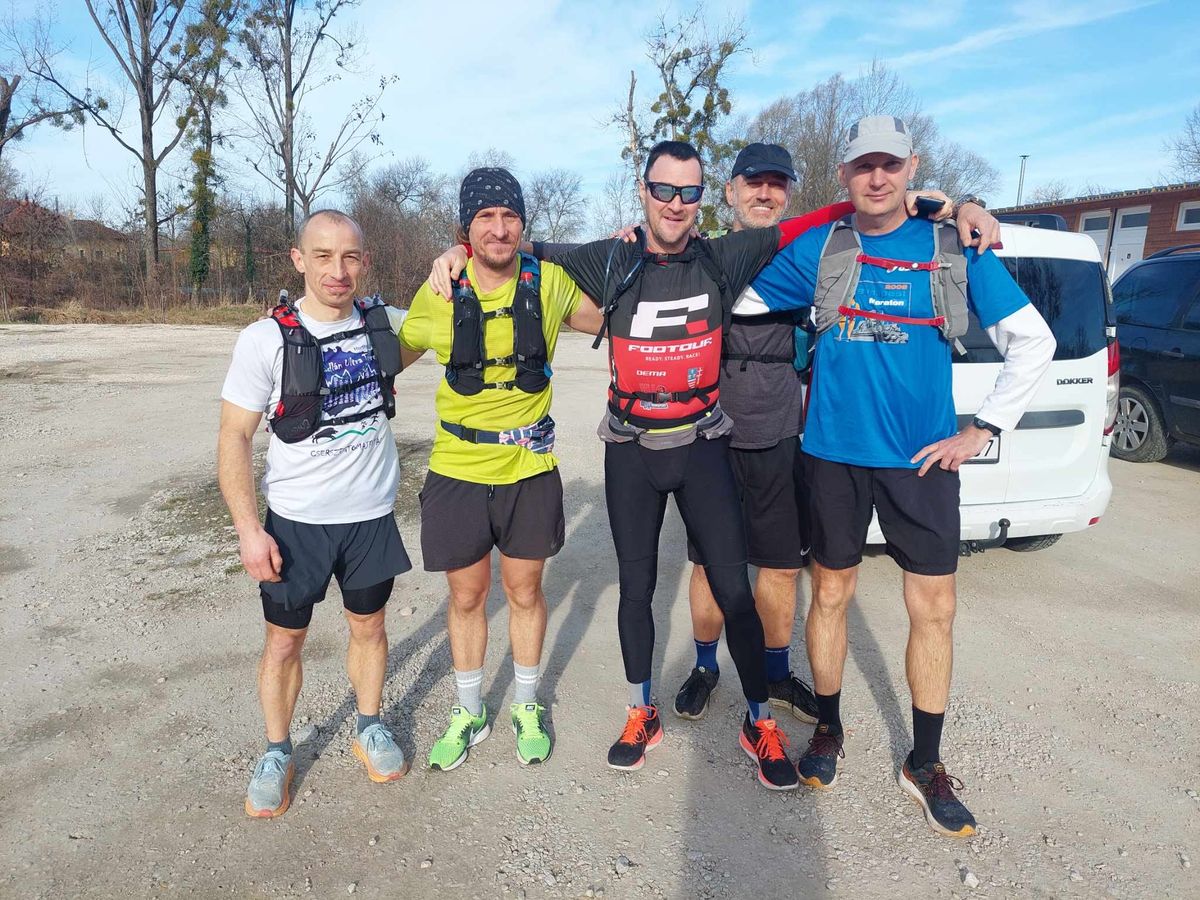 Jakabházy Miklós és a futótársak. Végül öten futották végig a 36 kilométeres szakaszt