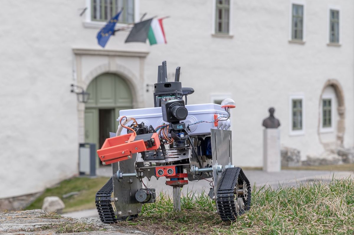 A GPS-szel és kamerával is ellátott szántóföldi mezőgazdasági robot alig 6 kilós és kialakításnak köszönhetően teljesen elektromos meghajtású berendezés – ezek által kiválóan beilleszthető a precíziós mezőgazdaságba