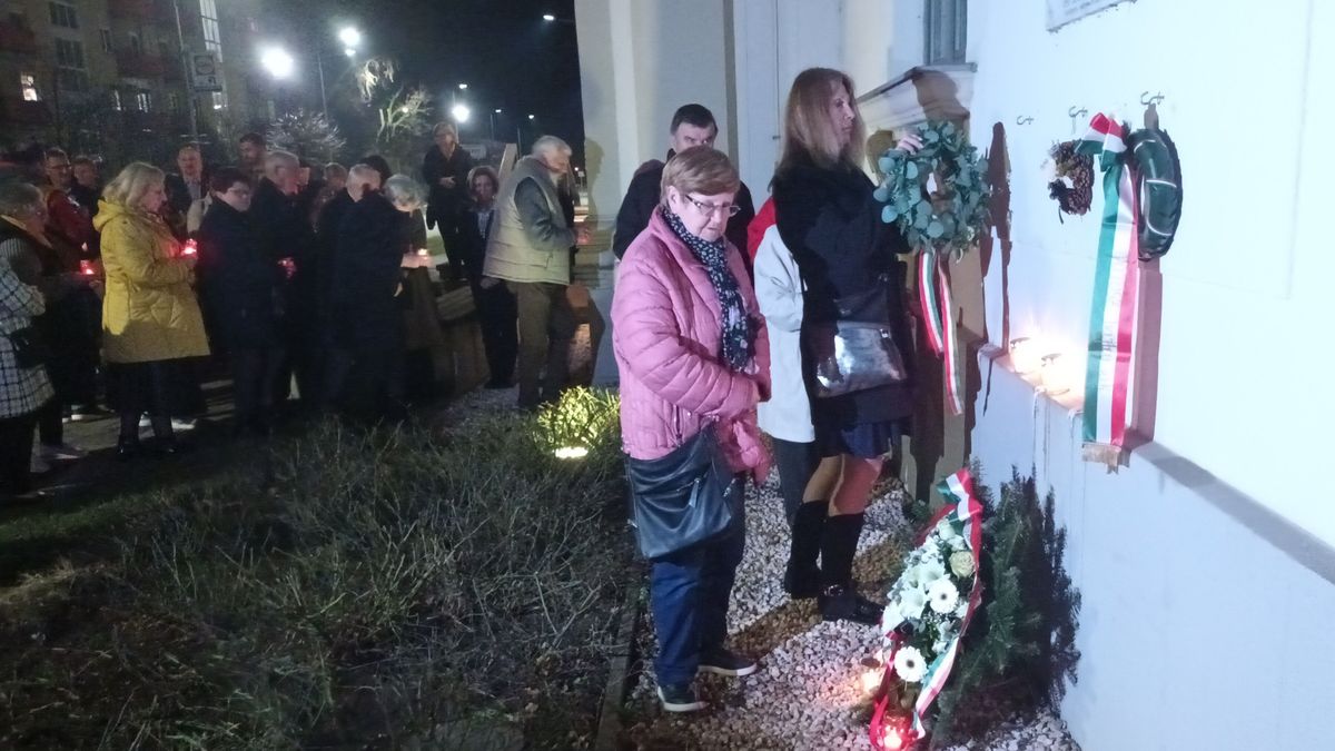 Rendhagyó, emblematikus helyszínen szervezték meg Tatabányán a Kommunizmus Áldozatainak Emléknapját. 